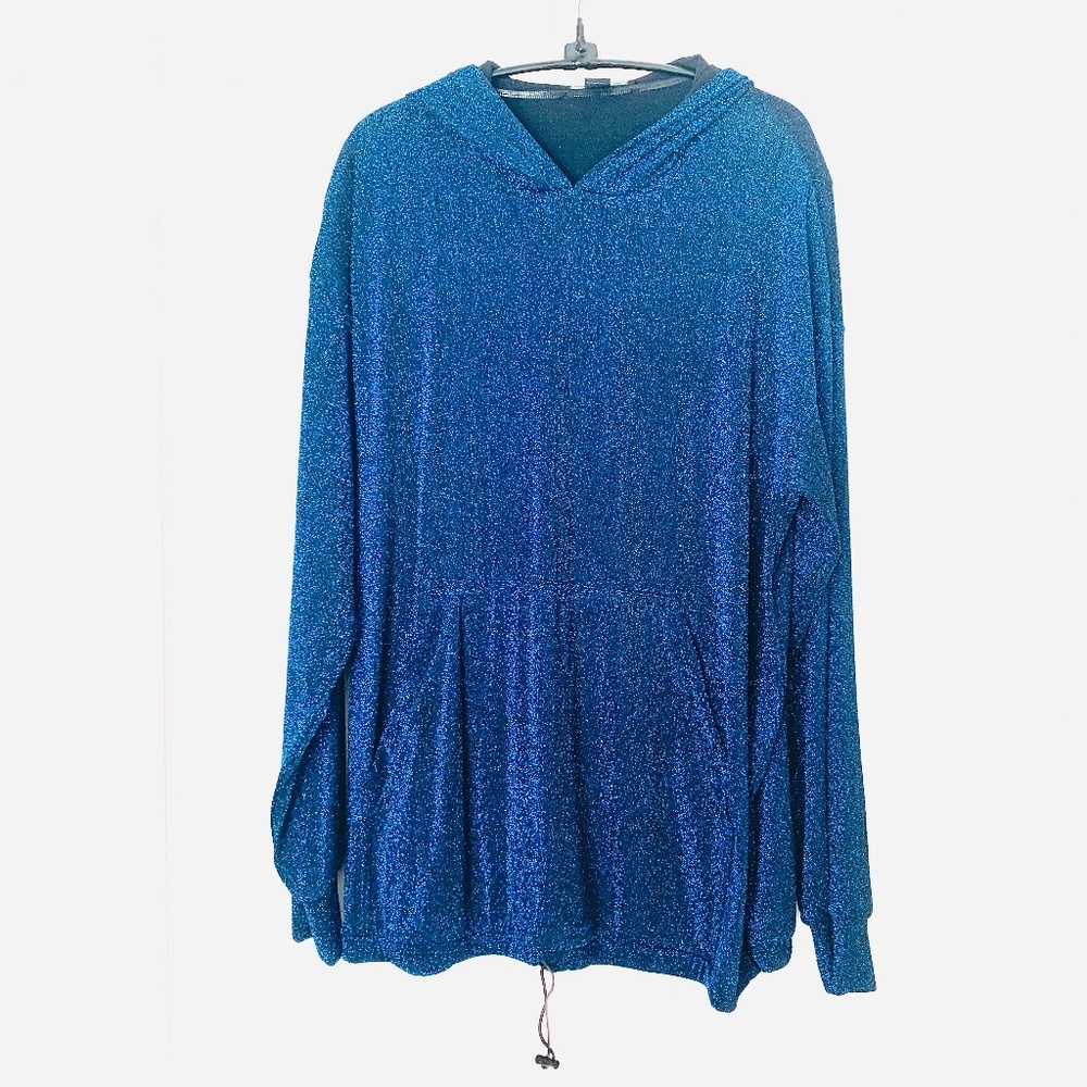 Sparkling hoodie with kangaroo pockets